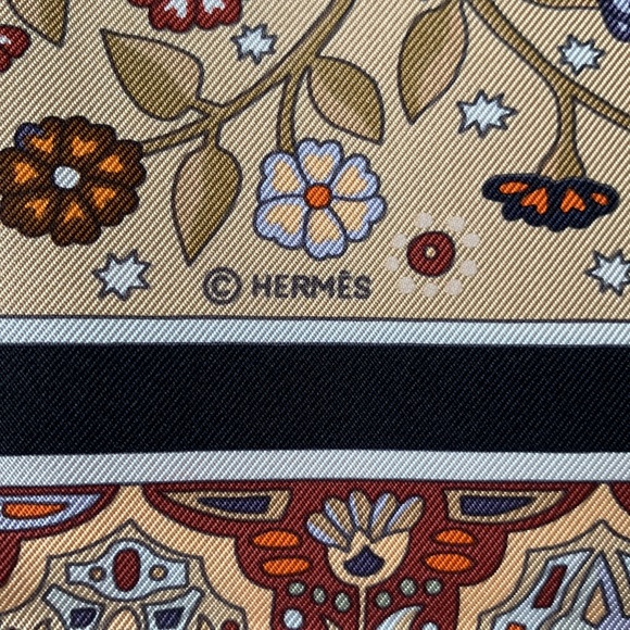 Authentic rare Hermes Aux Portes du Palais silk scarf - Picture 10 of 11
